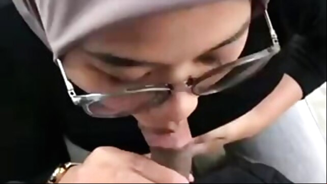 Awek Tudung Hisap Batang Boyfriend xxx blowjob video